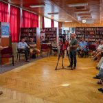 Tatai László, a Szarvasi Krónika felelős szerkesztője tallóz a kiadvány fejezetei között 2023. június 30-án a Városi Könyvtárban tartott bemutatón.