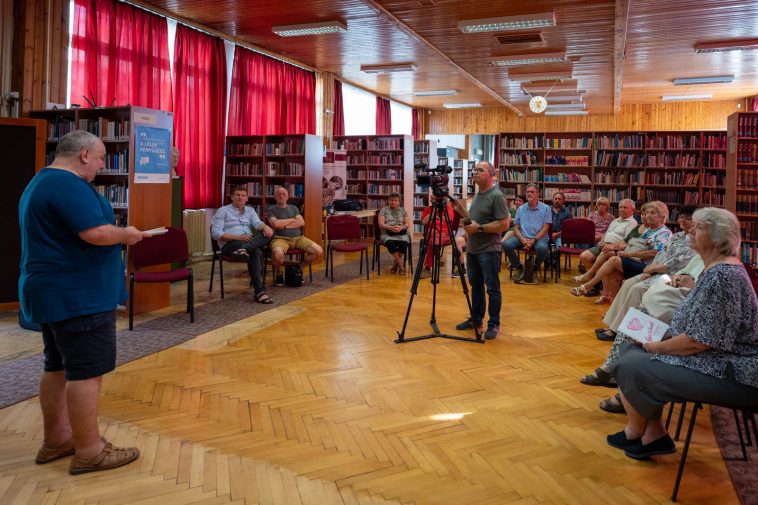 Tatai László, a Szarvasi Krónika felelős szerkesztője tallóz a kiadvány fejezetei között 2023. június 30-án a Városi Könyvtárban tartott bemutatón.