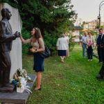 Tatai Nóra Melis György szobránál.