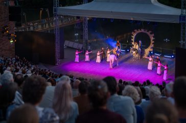 A Nemzeti Lovas Színház Koltay Gergely – Szűts István Honfoglalás című rockoperáját mutatta be a Szarvasi Vízi Színház színpadán