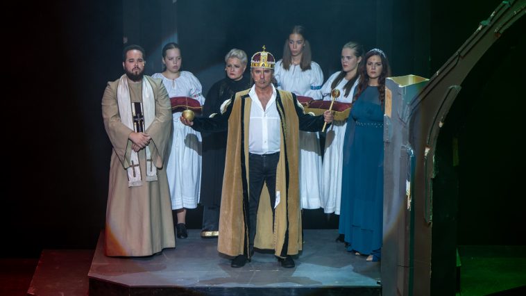 István, a király címszerepében Varga Miklós lépett a Szarvasi Vízi Színház deszkáira.