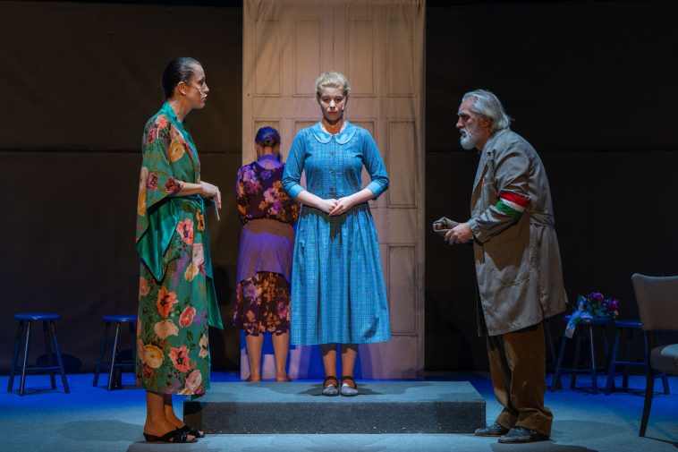 Vanya Tímea, Kiss Viktória és Szemán Béla a Cervinus Teátrum Édes Anna című előadásában a Szarvasi Vízi Színházban 2023. július 18-án.