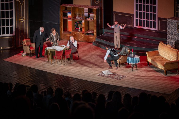 Tea a szenátor úrnál, ezúttal a Szarvasi Vízi Színházban.