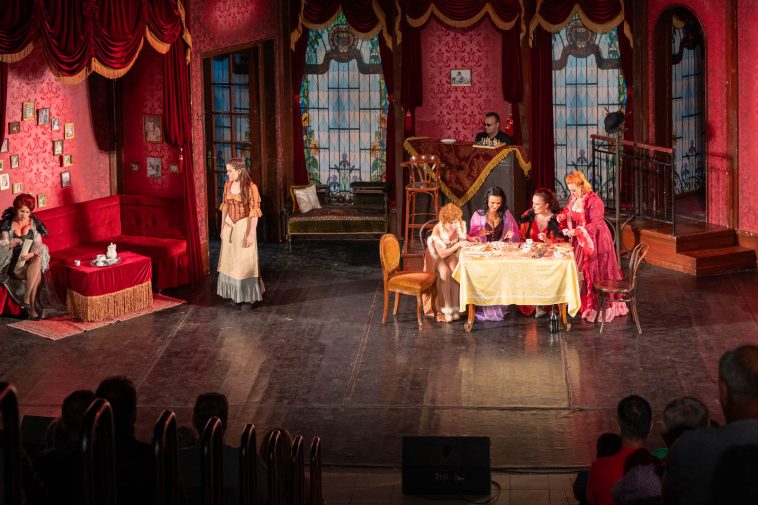 Turay Ida Színház A vöröslámpás ház című zenés vígjátéka a Szarvasi Vízi Színházban 2023. augusztus 12-én.