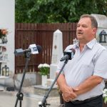 Hévizi Róbert az általa megálmodott emlékhely előtt az átadón.