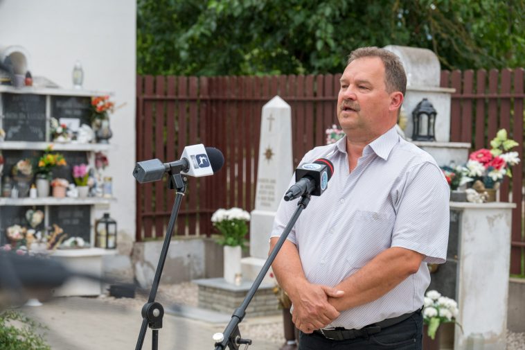 Hévizi Róbert az általa megálmodott emlékhely előtt az átadón.