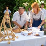 Sinka Imre megszegte és körbekínálta a Szurovecz Vince plébános által az ünnepséget megelőző misén megáldott kenyeret.