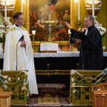 Dr. Liszkai Tamás, a Szent Klára Templom új plébánosa és Lázár Zsolt evangélikus esperes megáldja az új kenyeret.