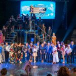 Szabó László évadbúcsúztató szelfit készít a díjazottakkal és a közreműködőkkel.