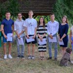 Závogyán Judit kuratóriumi elnök, Hajduch Nándor Milán, Tóth Szabolcs Botond, Pósa Levente, Teremy Dóra, Borbély Máté, Sechna Dorina, valamint Petneházi Andrea kuratóriumi tag az átadót követően a Civil Ház udvarán 2023. augusztus 30-án.