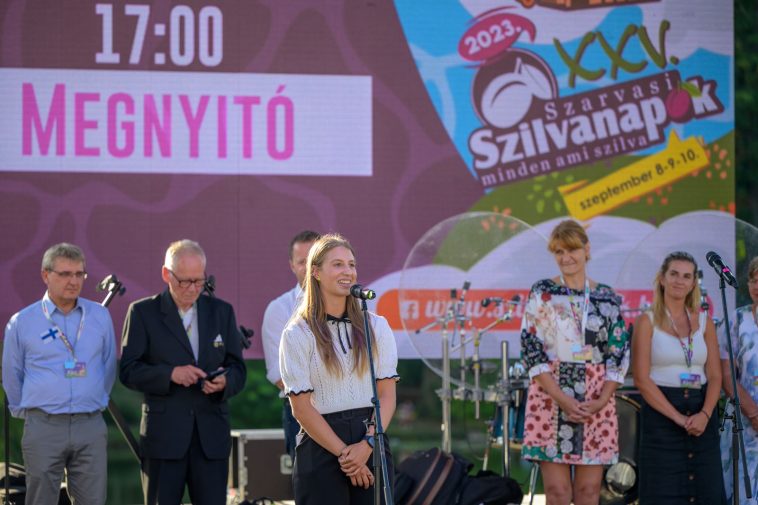 Az olaszországi Bucinét először képviselő – a szarvasi Tímár családból felmenőkkel bíró – Asia Musella magyarul tolmácsolta polgármestere üzenetét.