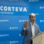 Igor Teslenko, a Corteva EMEA régiójának elnöke a vállalat szarvasi vetőmagüzemében tartott Média Klub eseményen 2023. szeptember 5-én.