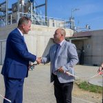 Dankó Béla országgyűlési képviselő gratulál Sinka Imre polgármesternek a projekt sikeres lezárásához.