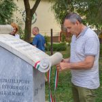 A megemlékezést minden alkalommal a nemzeti színű szalagra kötött csomókkal zárják.