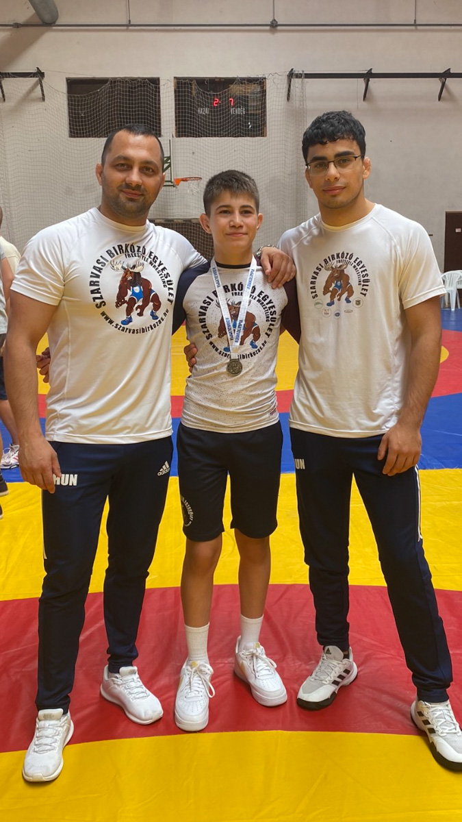 Sükösd Attila edző, Bogyó Benedek és Tóth Dominik.