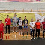 Bogyó Benedek a dobogó harmadik fokán fehér egyesületi mezben.