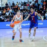 Baráth Barnát (fehérben) a katalán csapat legjobbja kíséri.