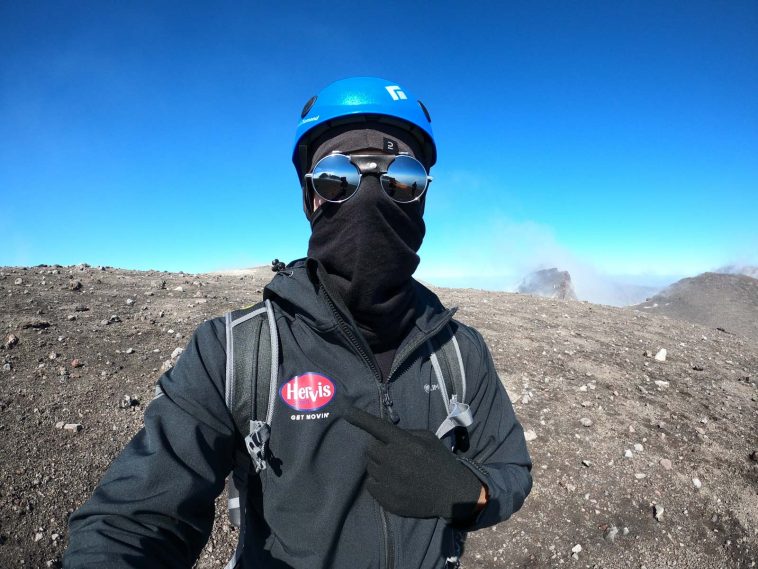 Molnár Ábel útban az Etna egyik krátere felé.