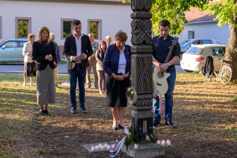 Gyertyagyújtással zárult a megemlékezés Békésszentandráson 2023. október 6-án. Bődi Mária és unokája, Körösparti Zalán tiszteleg a hősök emléke előtt.
