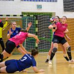 Az első félidő kiegyenlített küzdelmet hozott. A képen Hajdu Andrea szoros emberfogásban.