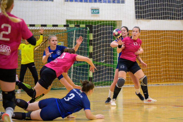 Az első félidő kiegyenlített küzdelmet hozott. A képen Hajdu Andrea szoros emberfogásban.