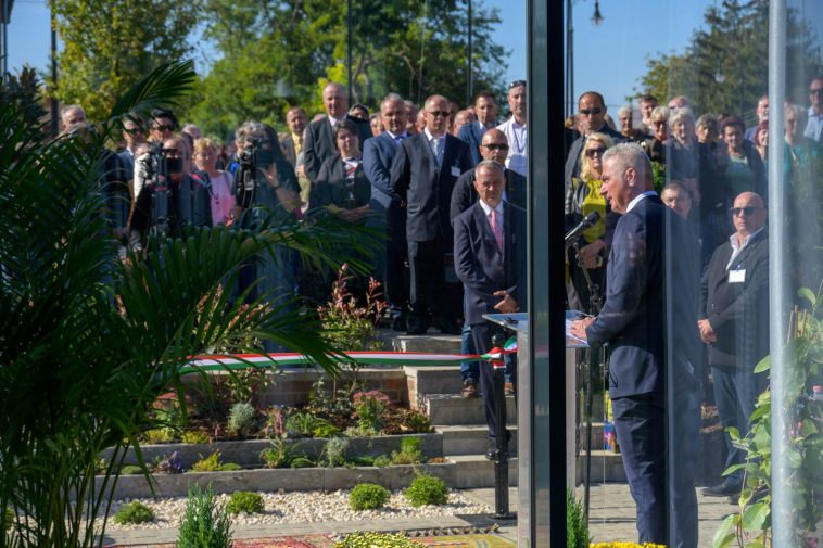 Rengetegen voltak kíváncsiak a Bordűr Hotelre és a Szőnyegmúzeumra. Ifjabb Barna Antal ismerteti a beruházás történetét.