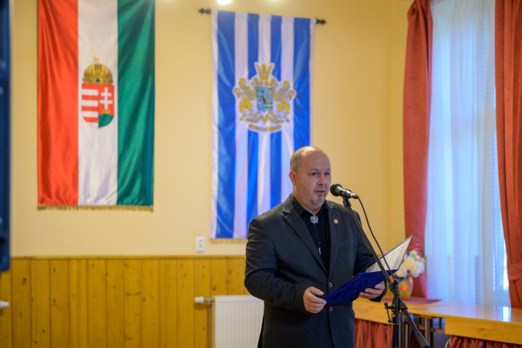Sinka Imre polgármester mond emlékező beszédet 2023. október 23-án.