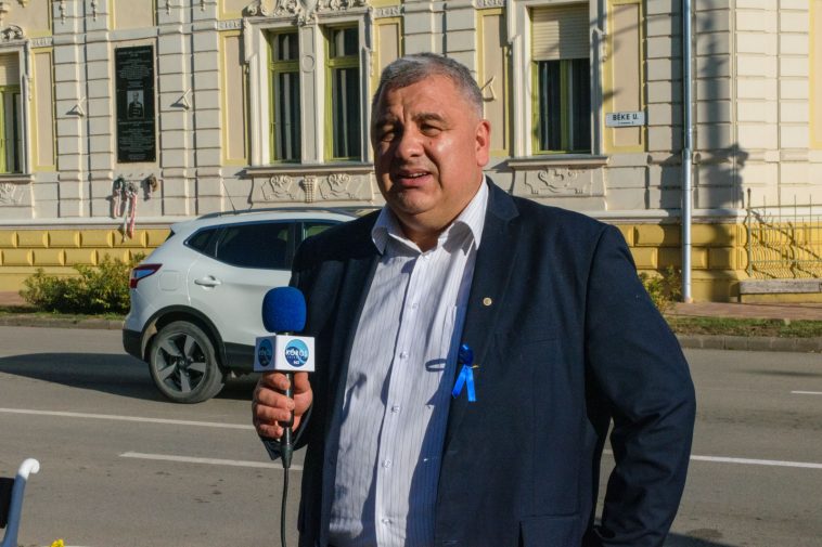 Gajdos Attila a Szarvasi Polgármesteri Hivatal épülete előtt tart sajtótájékoztatót 2023. október 26-án.