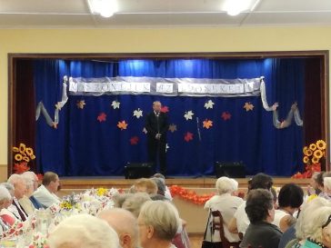 Molnár József polgármester köszönti Csabacsűd település időseit 2023. október 2-án.