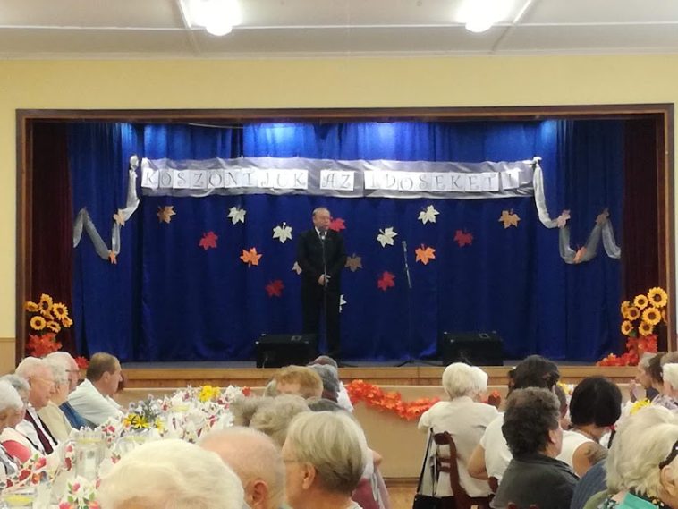 Molnár József polgármester köszönti Csabacsűd település időseit 2023. október 2-án.