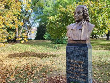 Tessedik Sámuel (1742-1820) evangélikus lelkész, tudós, agrárpolihisztor, reformer bronz mellszobra a Magyar Agrár- és Élettudományi Egyetem gödöllői campusa előtti szoborparkban.