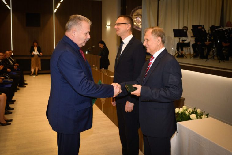 A kitüntetést Tusjak Tamásnak Rétvári Bence, a Belügyminisztérium parlamenti államtitkára és dr. Túrós András, az Országos Polgárőr Szövetség elnöke adta át.