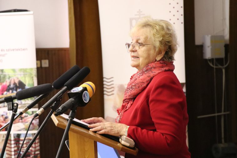 Szakács Mihályné dr., Marica néni, a gyakorlóintézmény és a kar egykori vezetője.