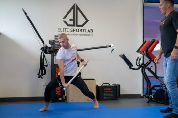 Betanulás a gépek használatába Nagy Máté segítségével a karateakadémián 2023. október 19-én.