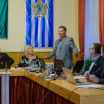 Hévizi Róbert képviselőt, bizottsági elnököt köszöntötte Békésszentandráson az októberi testületi ülésen Sinka Imre polgármester abból az alkalomból, hogy 25 éve és 1 napja tette le először képviselői esküjét, s azóta egyfolytában tagja a testületnek.