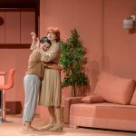 Péter Kata (Emma) és Hernádi Judit (Aurora) a Szentendrei Teátrum és az Orlai Produkciós Iroda a Becéző szavak című közös előadásában.