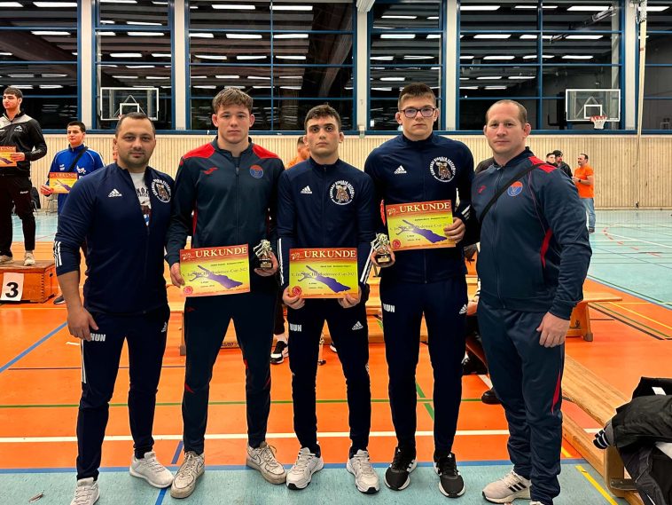 Sükösd Attila, a Szarvasi Birkózó Egyesület elnöke, Kopasz Vendel (Vasas), Tóth Patrik, Szpisjak Bence és Völler Ákos, a Vasas birkózószakosztályának edzője.