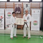 Lovász György (j) átveszi a 7. dant bizonyító diplomáját.
