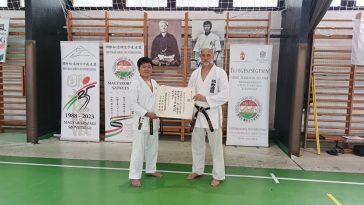 Lovász György (j) átveszi a 7. dant bizonyító diplomáját.