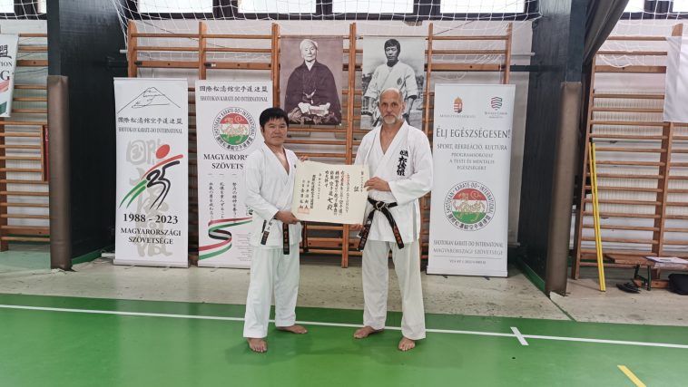 Lovász György (j) átveszi a 7. dant bizonyító diplomáját.