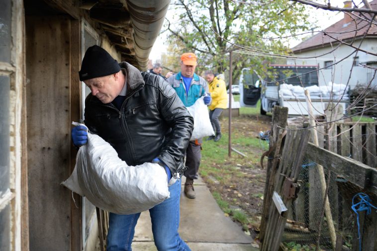 Az egyik szállítmányt elkísérte Molnár József polgármester.