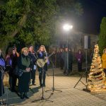 Az első gyertyát Kitajka Béláné, Edit néni, a szombati Szent András-nap díjazottja gyújtotta meg.