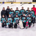 Jégkorong U25 lányok: Álló sor Kohut Pál (b2), Patay Sára (b3), Ardai Virág (b4), Opavszky Lara (b5), Kohut Villő (b6), Budai Luca (b7), térdelő sorban Patay Panna (b2)