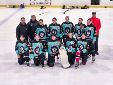 Jégkorong U25 lányok: Álló sor Kohut Pál (b2), Patay Sára (b3), Ardai Virág (b4), Opavszky Lara (b5), Kohut Villő (b6), Budai Luca (b7), térdelő sorban Patay Panna (b2)