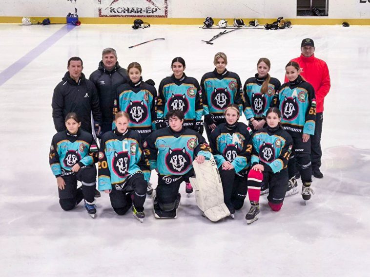 Jégkorong U25 lányok: Álló sor Kohut Pál (b2), Patay Sára (b3), Ardai Virág (b4), Opavszky Lara (b5), Kohut Villő (b6), Budai Luca (b7), térdelő sorban Patay Panna (b2)