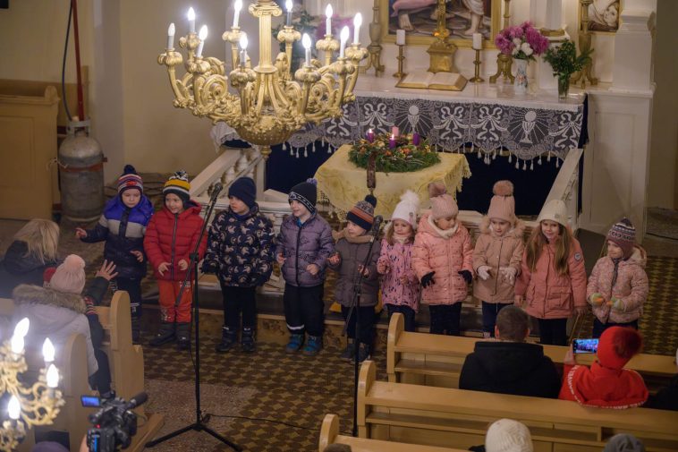 A Hársliget Óvoda ovisainak műsora advent második vasárnapján a csabacsűdi evangélikus templomban.