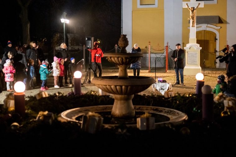 Molnár Imre iskolaigazgató gyújtotta meg az öröm gyertyáját Békésszentandráson 2023. december 17-én.