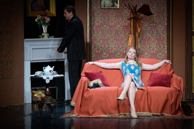 Tatár Bianka az Imádok férjhez menni főszerepében Boronyák Gergellyel a háttérben.