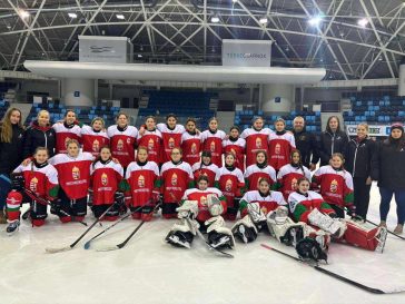 A szűk U14-es nemzeti keret. Ardai Virág nemzeti színű mezben az álló sorban balról a 7.