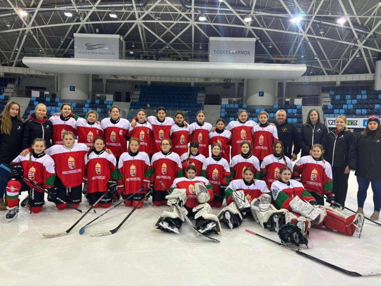 A szűk U14-es nemzeti keret. Ardai Virág nemzeti színű mezben az álló sorban balról a 7.